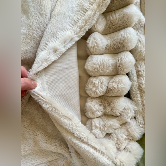 *Set of 2* Frye Luxurious Faux Rabbit Fur King Pillow Shams - Picture 6 of 7